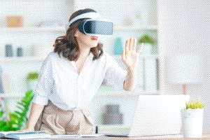 Eine Frau mit einer Virtual-Reality-Brille