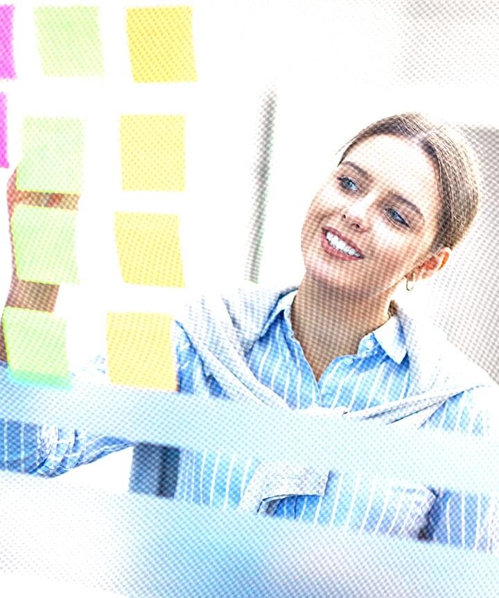 Picture of a woman with notes as a visualisation for the topic of workflows